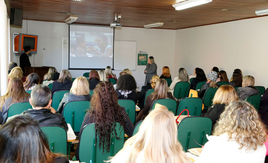 O Departamento de Gestão Escolar da Secretaria de Estado da Educação realiza nesta quarta e quinta-feira (05 e 06), em Curitiba, um curso de formação estratégica para técnicos dos 32 Núcleos Regionais, com cerca de 80 participantes. O curso trata da formação estratégica em gestão escolar.
