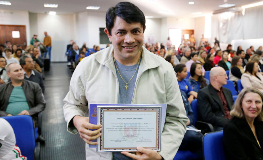 O Governo do Estado entregou nesta quinta-feira (06) o Prêmio de Gestão Paraná às escolas públicas da rede estadual de Ponta Grossa (Campos Gerais). O segundo foi a Escola Estadual Gil Stein Ferreira, de Ivaí, com R$ 4 mil. Na foto, o diretor Adriano do Nascimento.