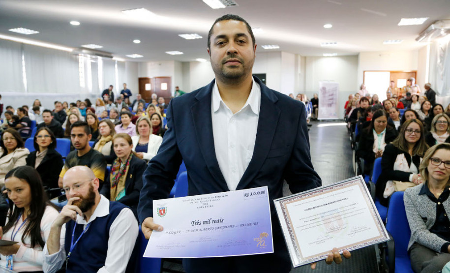 O Governo do Estado entregou nesta quinta-feira (06) o Prêmio de Gestão Paraná às escolas públicas da rede estadual de Ponta Grossa (Campos Gerais). Em terceira colocação veio o Colégio Dom Alberto Gonçalves, do município de Palmeira. A unidade recebeu R$ 3 mil.
Na foto o diretor Lívingston Garcia.