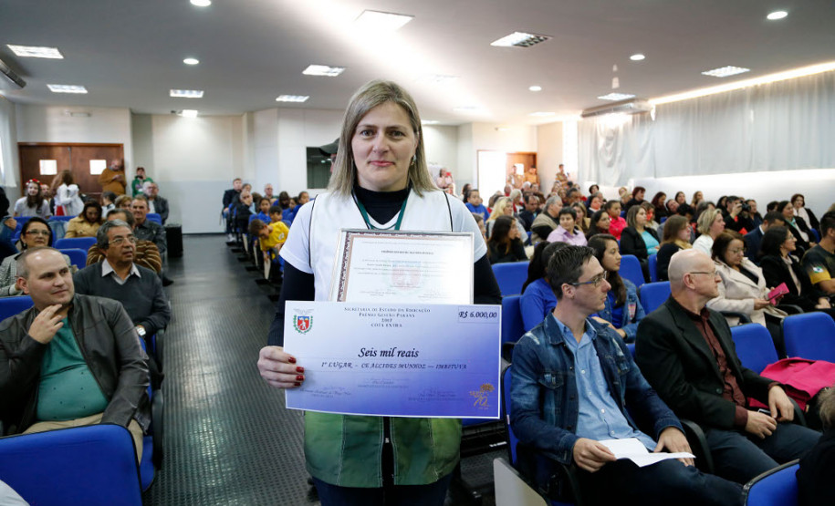 O Governo do Estado entregou nesta quinta-feira (06) o Prêmio de Gestão Paraná às escolas públicas da rede estadual de Ponta Grossa (Campos Gerais). Em primeiro lugar ficou o Colégio Estadual Alcides Munhoz, de Imbituva, que recebeu premiação de R$ 6 mil. Na foto a diretora Marilda Kolecha Grokoski.