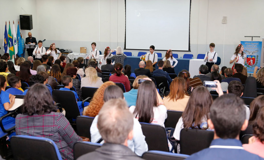 O Prêmio de Gestão Escolar foi criado em 2015 para promover e fortalecer a participação da comunidade no cotidiano pedagógico e financeiro das escolas paranaenses