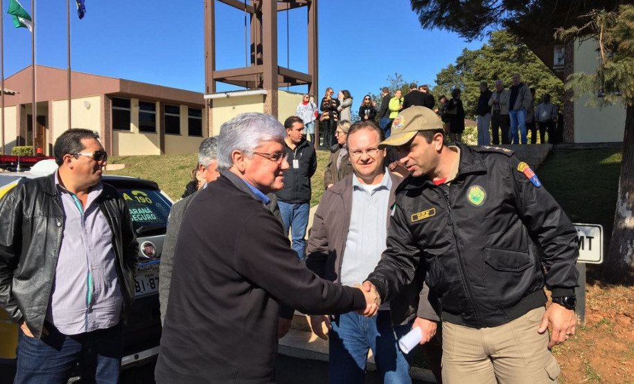 Guarapuava terá o maior volume de investimentos, de R$ 32 milhões, para reforma de 14 escolas e construção de 193 casas. Também foram entregues 21 viaturas para o 16º Batalhão da região de Guarapuava, que atende outros 23 municípios. “É uma demonstração de carinho do governador Beto Richa com toda região e a resposta que esperávamos para a segurança”, afirmou o prefeito César Silvestre Filho.