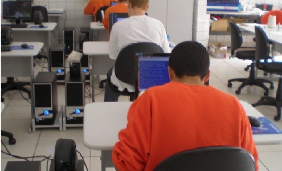 Internos na produção de livros em braille