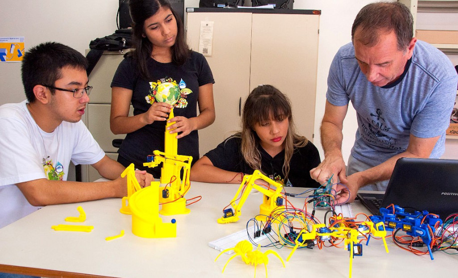 Estão disponíveis as seguintes oficinas: Arduino Básico.