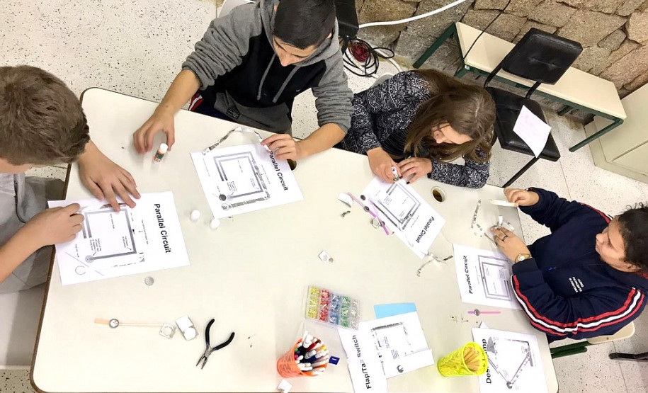 Estão disponíveis as seguintes oficinas: Circuito de Papel.