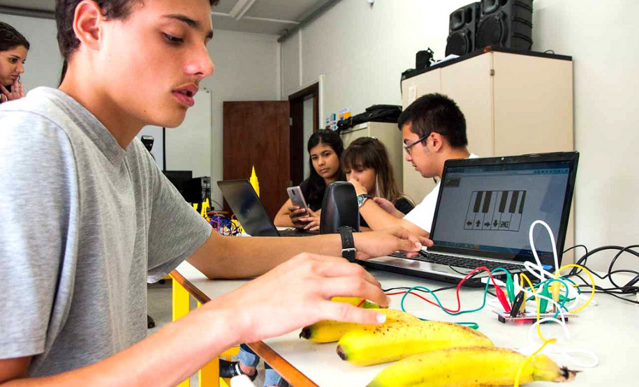 Estão disponíveis as seguintes oficinas: Criando instrumentos musicais com o Makey Makey.