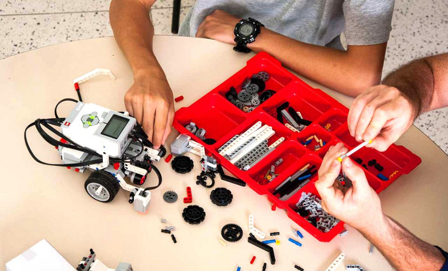 Estão disponíveis as seguintes oficinas: Robótica com Lego.