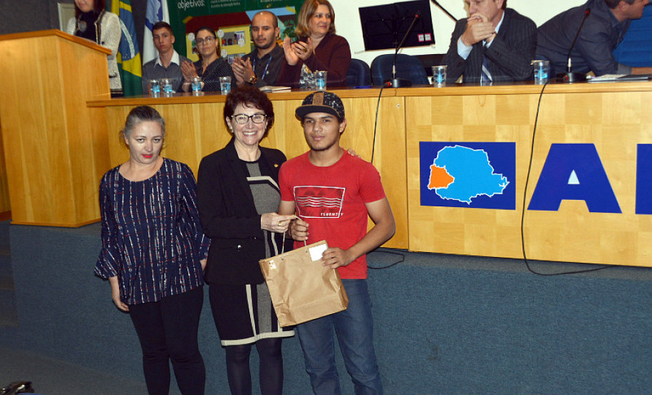 Escolas pertencentes ao Núcleo Regional de Educação (NRE) de Cascavel (região Oeste) receberam nesta terça-feira (11) o Prêmio de Gestão 2017. A premiação, concedida pelo Governo do Estado aos estabelecimentos de ensino que se destacam pela boa gestão e envolvimento da comunidade na administração, foi iniciada em 2015 e já está em sua terceira edição.