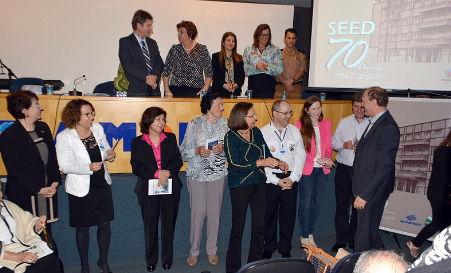 Na manhã desta terça-feira aconteceu, na Associação dos Municípios do Oeste do Paraná (Amop), cerimônia para celebrar os setenta anos da Secretaria de Estado da Educação. A solenidade contou com a presença dos chefes dos 32 Núcleos Regionais da Educação (NREs), que estão na cidade para uma reunião de trabalho com a secretária Ana Seres, nesta terça e quarta-feira (12).