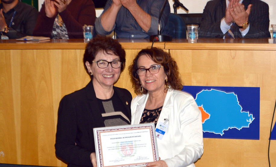 Escolas pertencentes ao Núcleo Regional de Educação (NRE) de Cascavel (região Oeste) receberam nesta terça-feira (11) o Prêmio de Gestão 2017. A premiação, concedida pelo Governo do Estado aos estabelecimentos de ensino que se destacam pela boa gestão e envolvimento da comunidade na administração, foi iniciada em 2015 e já está em sua terceira edição.