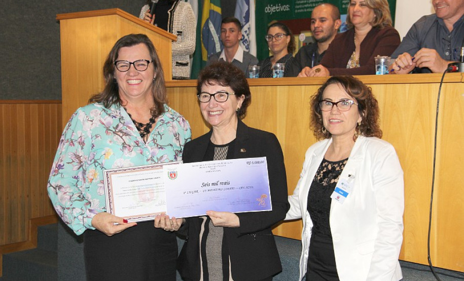 Colégio Estadual Monteiro Lobato, do município de Céu Azul, em primeiro lugar. Lilianne Blauth Baú, diretora do Monteiro Lobato, destacou o trabalho em equipe. “O prêmio é uma consequência do trabalho em equipe, que é o suporte da gestão democrática, bem como da participação de todos na tomada de decisões e implementação de ações dentro da nossa escola”, disse a diretora.