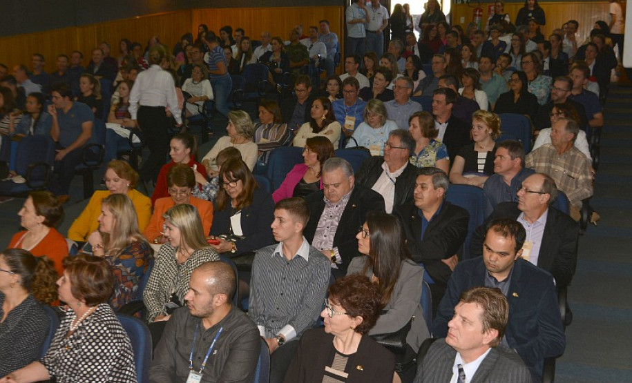 Escolas pertencentes ao Núcleo Regional de Educação (NRE) de Cascavel (região Oeste) receberam nesta terça-feira (11) o Prêmio de Gestão 2017. A premiação, concedida pelo Governo do Estado aos estabelecimentos de ensino que se destacam pela boa gestão e envolvimento da comunidade na administração, foi iniciada em 2015 e já está em sua terceira edição.
