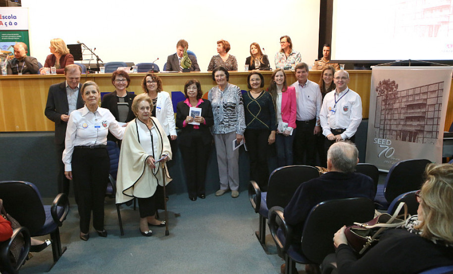 70 ANOS – Na manhã desta terça-feira também aconteceu, na Associação dos Municípios do Oeste do Paraná (Amop), cerimônia para celebrar os setenta anos da Secretaria de Estado da Educação. A solenidade contou com a presença dos chefes dos 32 Núcleos Regionais da Educação (NREs), que estão na cidade para uma reunião de trabalho com a secretária Ana Seres, nesta terça e quarta-feira (12).