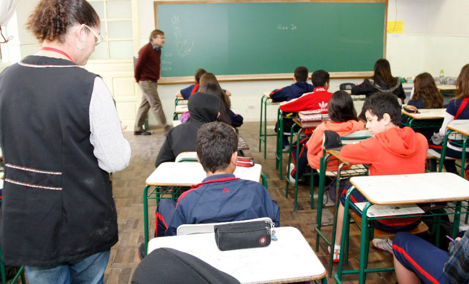 O último dia de aulas do primeiro semestre letivo para um milhão de estudantes das 2,1 mil escolas da rede pública estadual será nesta sexta-feira (14). O recesso de julho vai até o dia 23. Nos dias 24 e 25 (segunda e terça) acontece a Semana Pedagógica, que é reservada a debates com professores e funcionários da educação. Para os alunos, as aulas serão retomadas somente na quarta-feira (26), e seguem até 20 de dezembro, quando será encerrado o ano letivo de 2017.