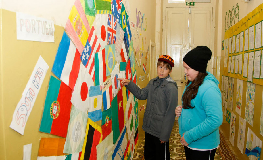 O último dia de aulas do primeiro semestre letivo para um milhão de estudantes das 2,1 mil escolas da rede pública estadual será nesta sexta-feira (14). O recesso de julho vai até o dia 23. Nos dias 24 e 25 (segunda e terça) acontece a Semana Pedagógica, que é reservada a debates com professores e funcionários da educação. Para os alunos, as aulas serão retomadas somente na quarta-feira (26), e seguem até 20 de dezembro, quando será encerrado o ano letivo de 2017.