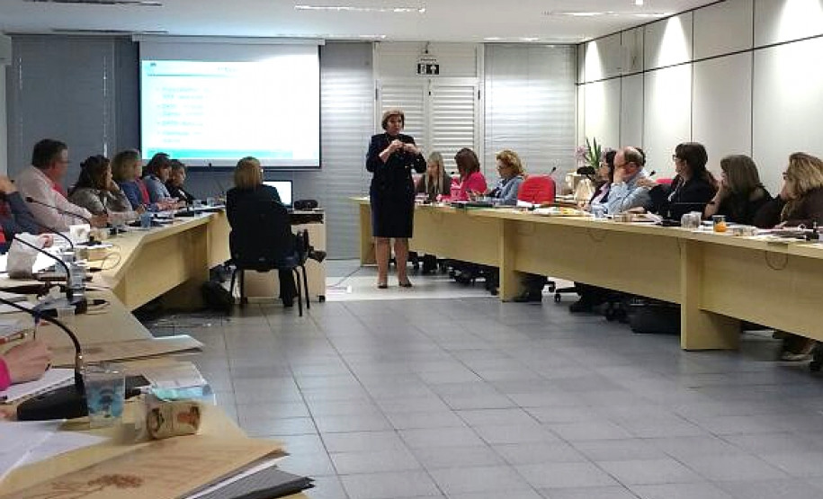 A secretária de Estado da Educação, professora Ana Seres, reuniu nesta terça (11) e quarta-feira (12), em Cascavel (Oeste), com os 32 chefes dos Núcleos Regionais de Educação para tratar de assuntos administrativos, pedagógicos e de infraestrutura.