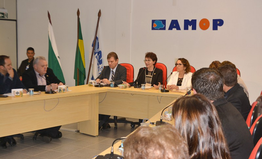 A secretária de Estado da Educação, professora Ana Seres, reuniu nesta terça (11) e quarta-feira (12), em Cascavel (Oeste), com os 32 chefes dos Núcleos Regionais de Educação para tratar de assuntos administrativos, pedagógicos e de infraestrutura.