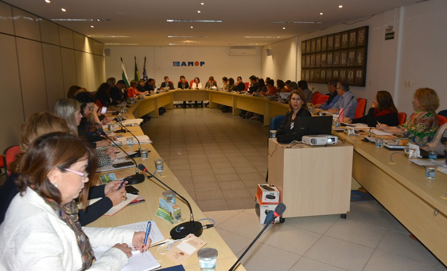 A secretária de Estado da Educação, professora Ana Seres, reuniu nesta terça (11) e quarta-feira (12), em Cascavel (Oeste), com os 32 chefes dos Núcleos Regionais de Educação para tratar de assuntos administrativos, pedagógicos e de infraestrutura.