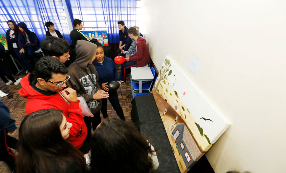 Cerca de 300 estudantes do ensino médio do Colégio Estadual Narciso Mendes, no bairro Xaxim, em Curitiba, apresentam nesta quinta-feira (13) aos colegas, familiares e professores uma exposição de quadros para retratar temas que eles mesmos escolheram. Prostituição, violência, corrupção, desigualdade e poluição estão em dezenas de obras que tiveram como inspiração artistas famosos como Poty Lazzarotto, Van Gogh e Cândido Portinari, entre outros.