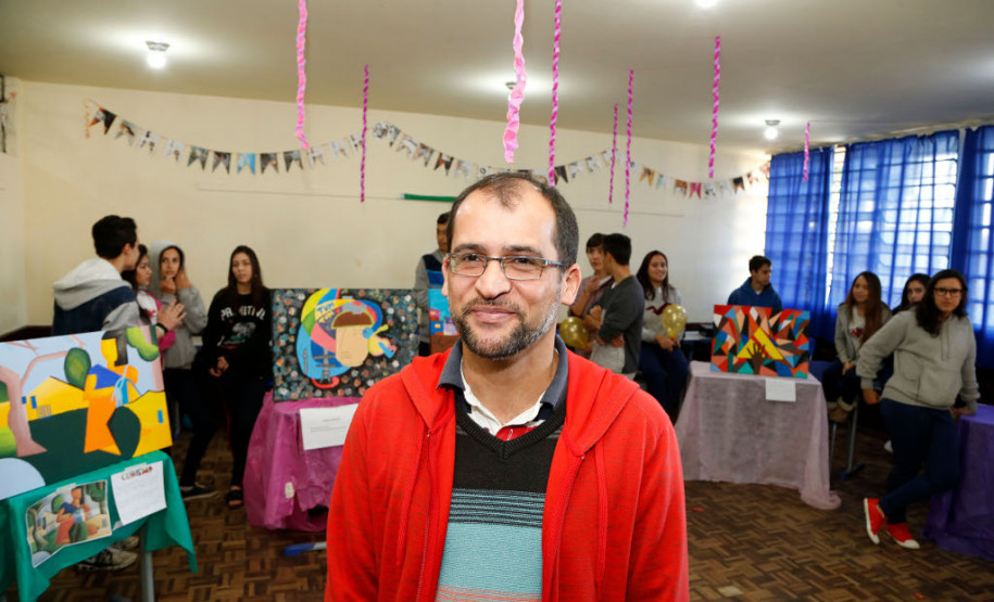 O professor responsável pela iniciativa, João Bosco, explica que a exposição envolve diversas disciplinas, como Artes, História, Sociologia, Filosofia e Geografia. “Trabalhamos inicialmente esses temas em sala, debatendo as visões e opiniões diferentes. Depois veio a fase de retratar isso com algumas técnicas artísticas para levantar uma discussão mais ampla dos diversos pontos de vista. E hoje os nossos alunos mostram o resultado para toda a comunidade escolar”, explicou.