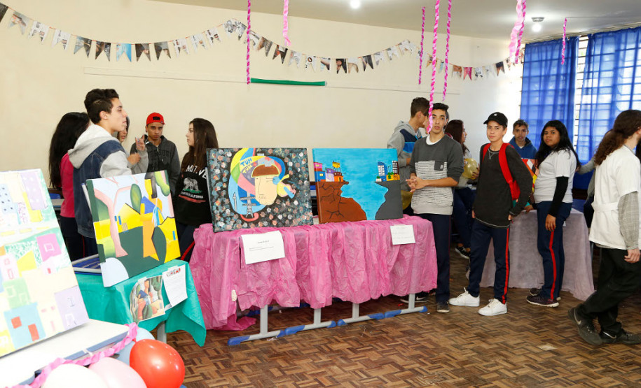 Cerca de 300 estudantes do ensino médio do Colégio Estadual Narciso Mendes, no bairro Xaxim, em Curitiba, apresentam nesta quinta-feira (13) aos colegas, familiares e professores uma exposição de quadros para retratar temas que eles mesmos escolheram. Prostituição, violência, corrupção, desigualdade e poluição estão em dezenas de obras que tiveram como inspiração artistas famosos como Poty Lazzarotto, Van Gogh e Cândido Portinari, entre outros.