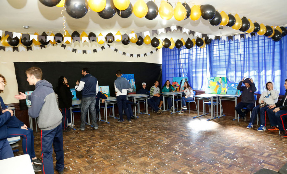 Cerca de 300 estudantes do ensino médio do Colégio Estadual Narciso Mendes, no bairro Xaxim, em Curitiba, apresentam nesta quinta-feira (13) aos colegas, familiares e professores uma exposição de quadros para retratar temas que eles mesmos escolheram. Prostituição, violência, corrupção, desigualdade e poluição estão em dezenas de obras que tiveram como inspiração artistas famosos como Poty Lazzarotto, Van Gogh e Cândido Portinari, entre outros.