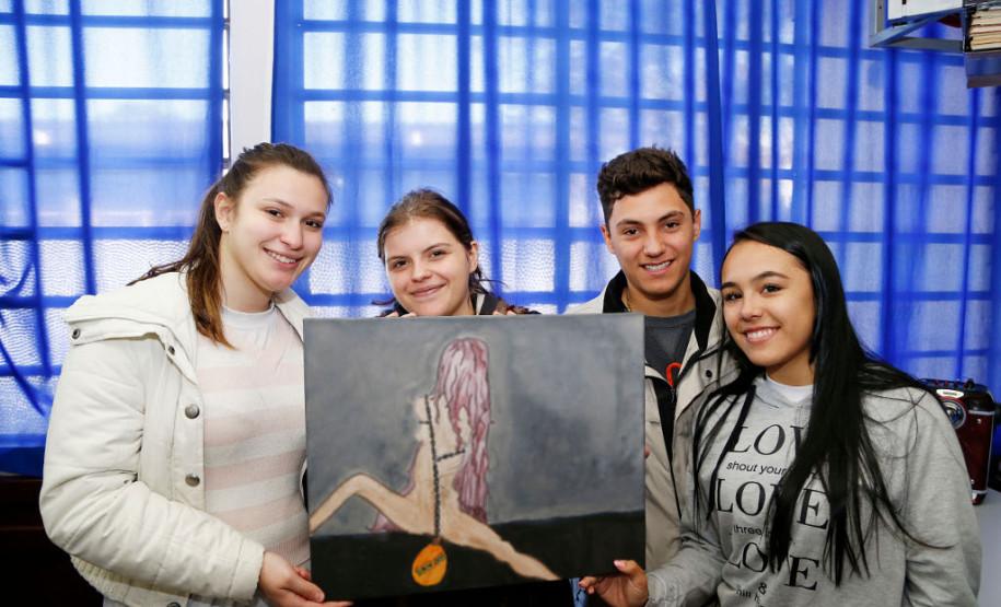 A aluna Caroline Maranhão (2ª da esquerda para a direita), do 2º ano, acredita que o empenho de todos, trabalhando em conjunto, é necessário para construir um mundo mais justo. “Escolhemos trabalhar o tema do tráfico de mulheres, essa mercantilização, para manter essa discussão viva, as causas e as consequências disso”, explicou Caroline.