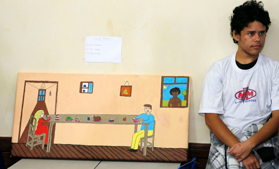 Cerca de 300 estudantes do ensino médio do Colégio Estadual Narciso Mendes, no bairro Xaxim, em Curitiba, apresentam nesta quinta-feira (13) aos colegas, familiares e professores uma exposição de quadros para retratar temas que eles mesmos escolheram. Prostituição, violência, corrupção, desigualdade e poluição estão em dezenas de obras que tiveram como inspiração artistas famosos como Poty Lazzarotto, Van Gogh e Cândido Portinari, entre outros.