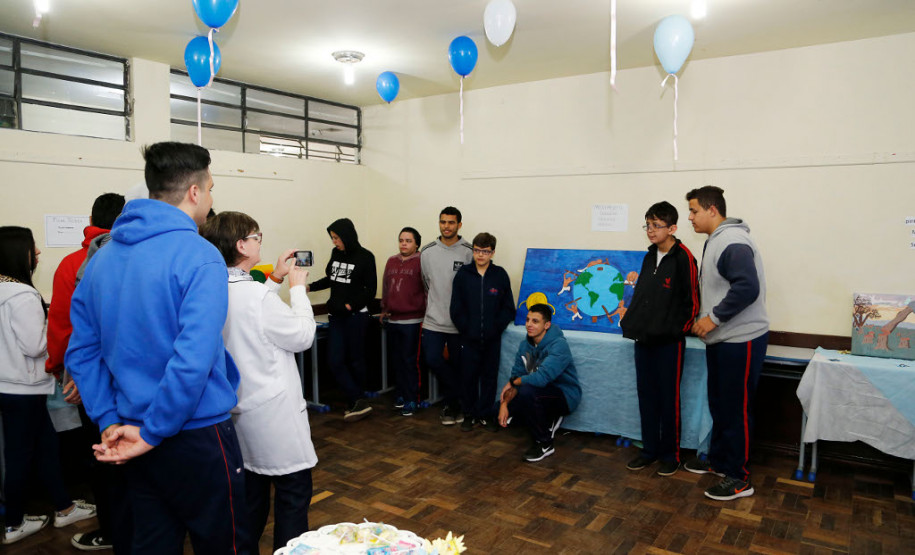 Cerca de 300 estudantes do ensino médio do Colégio Estadual Narciso Mendes, no bairro Xaxim, em Curitiba, apresentam nesta quinta-feira (13) aos colegas, familiares e professores uma exposição de quadros para retratar temas que eles mesmos escolheram. Prostituição, violência, corrupção, desigualdade e poluição estão em dezenas de obras que tiveram como inspiração artistas famosos como Poty Lazzarotto, Van Gogh e Cândido Portinari, entre outros.