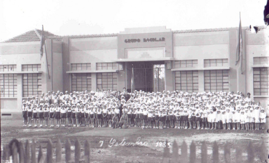 O Colégio Estadual Hugo Simas, de Londrina, no Norte do Estado, completou 80 anos neste mês. Para marcar a data, a direção da escola organizou uma exposição com o objetivo de retratar sua trajetória. Construído em 1937, o Hugo Simas foi a primeira escola pública da cidade, três anos após a fundação do município de Londrina.