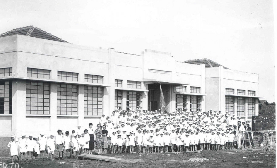 O Colégio Estadual Hugo Simas, de Londrina, no Norte do Estado, completou 80 anos neste mês. Para marcar a data, a direção da escola organizou uma exposição com o objetivo de retratar sua trajetória. Construído em 1937, o Hugo Simas foi a primeira escola pública da cidade, três anos após a fundação do município de Londrina.