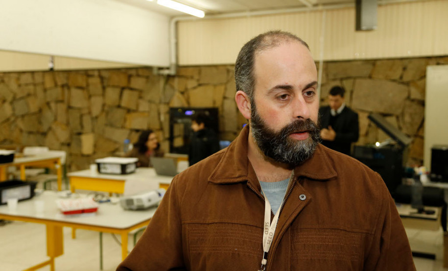 O professor Ailton Lopes, do Seed Lab, conta que esta é a primeira vez que a comunidade em geral pode participar, além dos alunos. “O pessoal tem gostado muito, são atividades que desafiam os estudantes”, afirmou ele, que coordena a oficina de robótica com Lego.