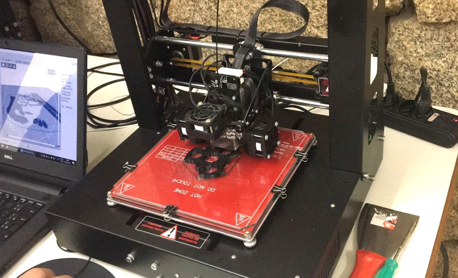 Duzentos e cinquenta e três estudantes, professores e integrantes da comunidade participam até esta sexta-feira (21) das oficinas de tecnologia oferecidas pela Secretaria de Estado da Educação na sede do Boqueirão. Ali funciona o “Seed Lab” da diretoria de Políticas e Tecnologias Educacionais. A participação é gratuita.