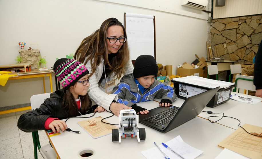 FÉRIAS - Edinamara Klaine, mãe dos gêmeos Isabela e Heitor, de 8 anos, disse que a oficina é uma opção interessante para as férias. “Assim eles deixam de lado televisão e vídeo game e se dedicam a uma atividade que exercita o raciocínio. Achei muito legal e proveitoso”, afirmou a mãe.