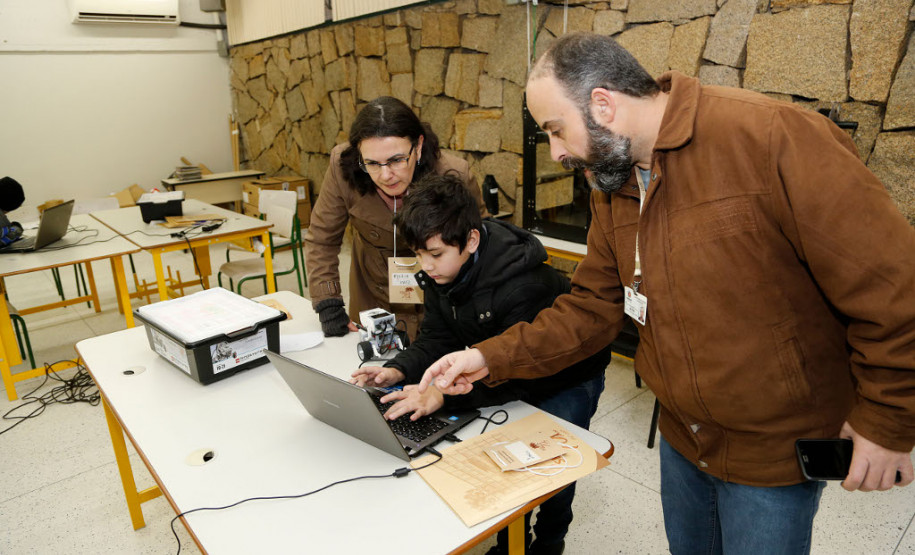Duzentos e cinquenta e três estudantes, professores e integrantes da comunidade participam até esta sexta-feira (21) das oficinas de tecnologia oferecidas pela Secretaria de Estado da Educação na sede do Boqueirão. Ali funciona o “Seed Lab” da diretoria de Políticas e Tecnologias Educacionais. A participação é gratuita.