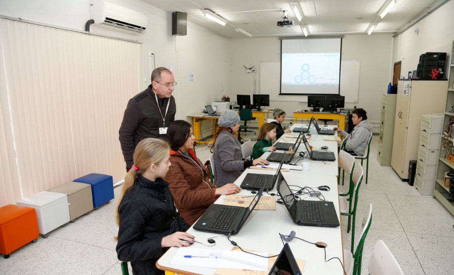Duzentos e cinquenta e três estudantes, professores e integrantes da comunidade participam até esta sexta-feira (21) das oficinas de tecnologia oferecidas pela Secretaria de Estado da Educação na sede do Boqueirão. Ali funciona o “Seed Lab” da diretoria de Políticas e Tecnologias Educacionais. A participação é gratuita.