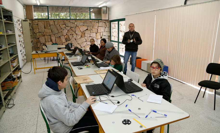 Duzentos e cinquenta e três estudantes, professores e integrantes da comunidade participam até esta sexta-feira (21) das oficinas de tecnologia oferecidas pela Secretaria de Estado da Educação na sede do Boqueirão. Ali funciona o “Seed Lab” da diretoria de Políticas e Tecnologias Educacionais. A participação é gratuita.