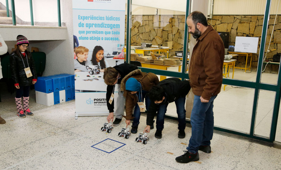 Duzentos e cinquenta e três estudantes, professores e integrantes da comunidade participam até esta sexta-feira (21) das oficinas de tecnologia oferecidas pela Secretaria de Estado da Educação na sede do Boqueirão. Ali funciona o “Seed Lab” da diretoria de Políticas e Tecnologias Educacionais. A participação é gratuita.