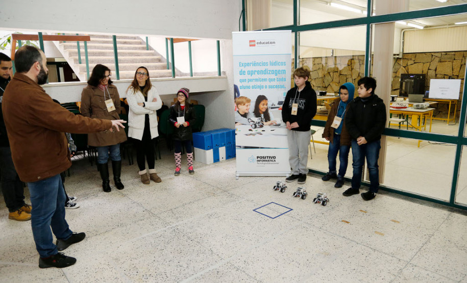 Duzentos e cinquenta e três estudantes, professores e integrantes da comunidade participam até esta sexta-feira (21) das oficinas de tecnologia oferecidas pela Secretaria de Estado da Educação na sede do Boqueirão. Ali funciona o “Seed Lab” da diretoria de Políticas e Tecnologias Educacionais. A participação é gratuita.