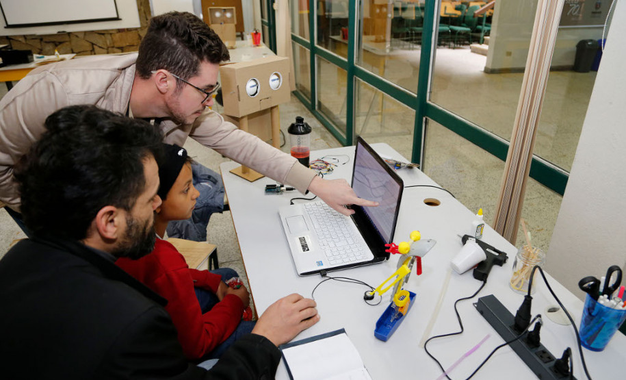 Duzentos e cinquenta e três estudantes, professores e integrantes da comunidade participam até esta sexta-feira (21) das oficinas de tecnologia oferecidas pela Secretaria de Estado da Educação na sede do Boqueirão. Ali funciona o “Seed Lab” da diretoria de Políticas e Tecnologias Educacionais. A participação é gratuita.