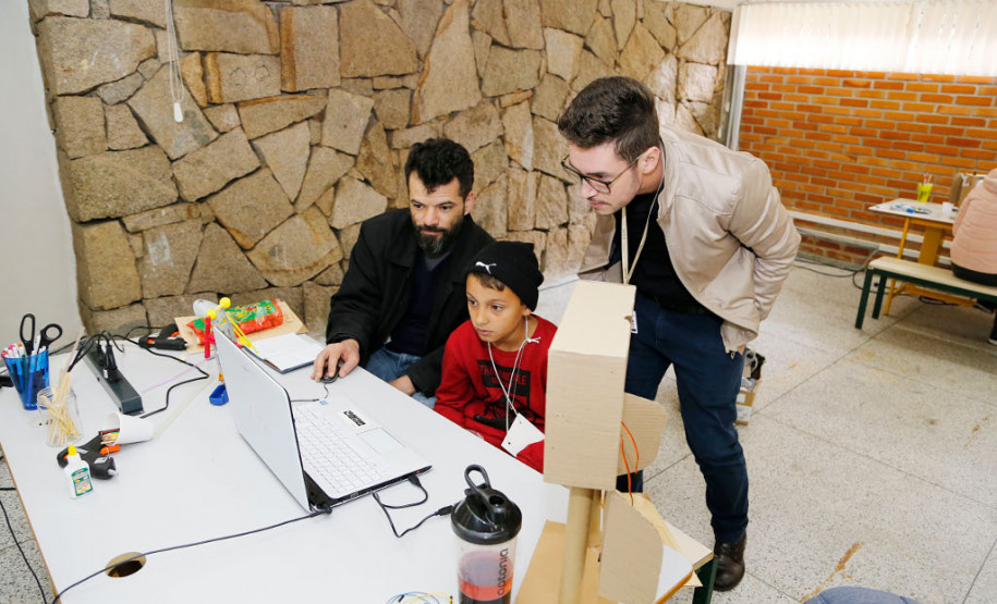 Segundo o professor Marlon de Campos Mateus, que orienta os estudantes em outra oficina de tecnologia, os estudantes aprendem que a robótica pode ser acessível, pois na oficina são utilizados materiais recicláveis, como peças de papelão, de plástico e metal para montar os bonecos. “Isso ajuda a desmistificar aquela ideia que tecnologia é cara e difícil. Não precisa ser e é isso que mostramos aqui”, comentou Marlon.