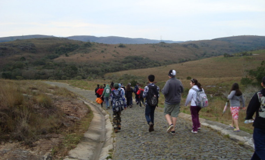 Alunos e professores da Escola Estadual Presidente Arthur da Costa e Silva, de Floresta, realizaram pesquisa de campo no Parque Estadual Guartelá.