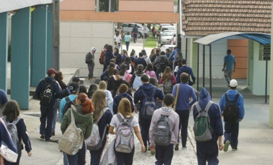 Secretaria da Educação trabalha para preencher quadro dos profissionais que irão atuar nas escolas da rede estadual de ensino.