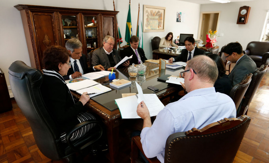 Foi realizada nesta terça-feira (25), na Secretaria de Estado da Educação (SEED), a instalação do Conselho de Administração do Instituto Paranaense de Desenvolvimento Educacional (Fundepar). Na mesma ocasião foram empossados os conselheiros.