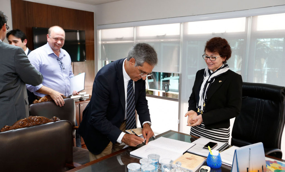 Foi realizada nesta terça-feira (25), na Secretaria de Estado da Educação (SEED), a instalação do Conselho de Administração do Instituto Paranaense de Desenvolvimento Educacional (Fundepar). Na mesma ocasião foram empossados os conselheiros.