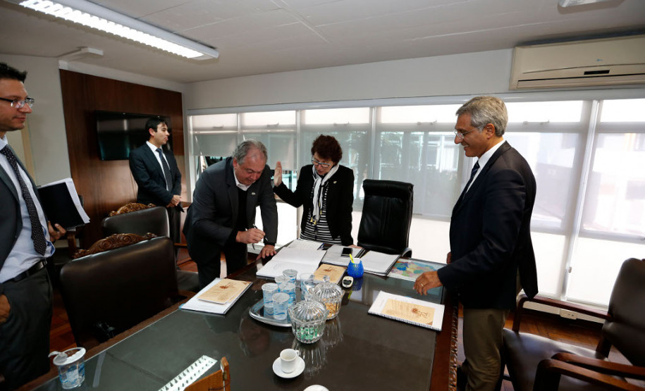 Foi realizada nesta terça-feira (25), na Secretaria de Estado da Educação (SEED), a instalação do Conselho de Administração do Instituto Paranaense de Desenvolvimento Educacional (Fundepar). Na mesma ocasião foram empossados os conselheiros.