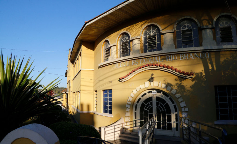 O dia começou movimentado nas 2,1 mil escolas da rede pública estadual. Depois de uma semana e meia de recesso, as aulas recomeçaram nesta quarta-feira (26) para mais de um milhão de estudantes. No Colégio Estadual Rio Branco, no bairro Batel, em Curitiba, o clima era de empolgação entre os alunos do ensino médio.