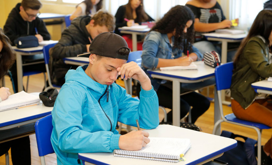 O dia começou movimentado nas 2,1 mil escolas da rede pública estadual. Depois de uma semana e meia de recesso, as aulas recomeçaram nesta quarta-feira (26) para mais de um milhão de estudantes. No Colégio Estadual Rio Branco, no bairro Batel, em Curitiba, o clima era de empolgação entre os alunos do ensino médio.