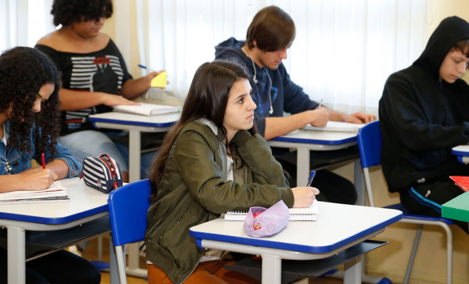 O dia começou movimentado nas 2,1 mil escolas da rede pública estadual. Depois de uma semana e meia de recesso, as aulas recomeçaram nesta quarta-feira (26) para mais de um milhão de estudantes. No Colégio Estadual Rio Branco, no bairro Batel, em Curitiba, o clima era de empolgação entre os alunos do ensino médio.
