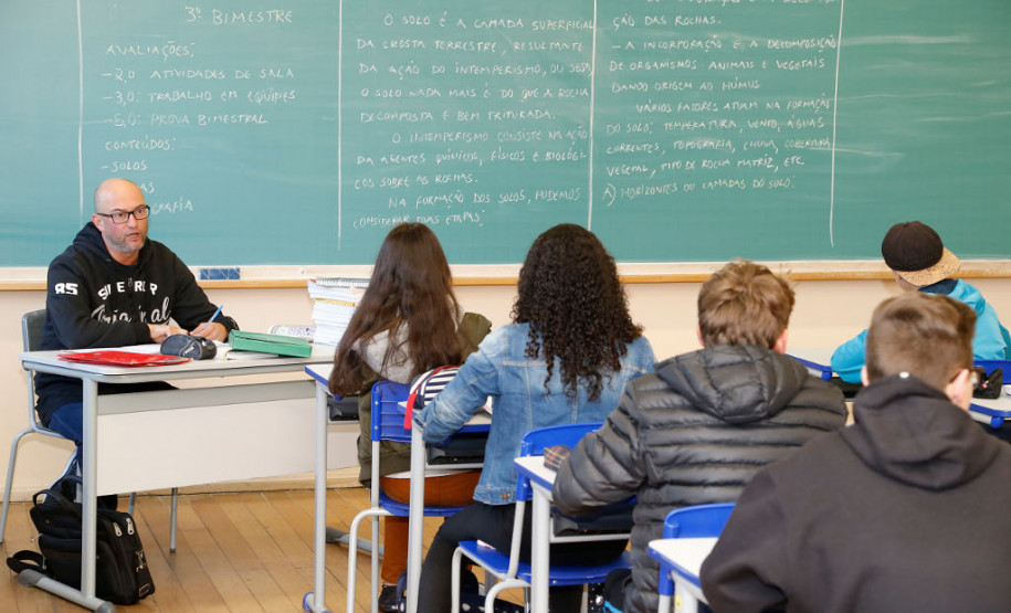 O dia começou movimentado nas 2,1 mil escolas da rede pública estadual. Depois de uma semana e meia de recesso, as aulas recomeçaram nesta quarta-feira (26) para mais de um milhão de estudantes. No Colégio Estadual Rio Branco, no bairro Batel, em Curitiba, o clima era de empolgação entre os alunos do ensino médio.